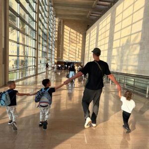 Loren Brovarnik Instagram - No better feeling! Shabbat Shalom from our family to yours! 💙🤍🇮🇱✡️🎗️
#teambrovarnik #israel #home #proudjew #shabbatshalom
