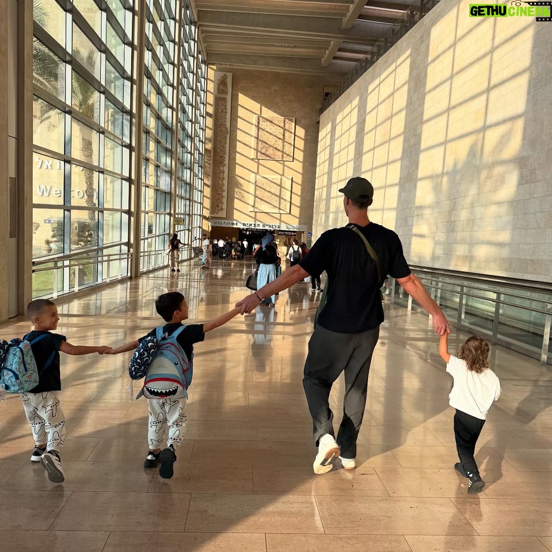 Loren Brovarnik - 50.1K Likes - No better feeling! Shabbat Shalom from our family to yours! 💙🤍🇮🇱✡️🎗️
#teambrovarnik #israel #home #proudjew #shabbatshalom