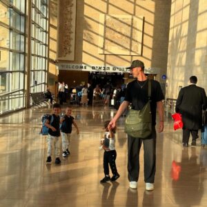 Loren Brovarnik Instagram - No better feeling! Shabbat Shalom from our family to yours! 💙🤍🇮🇱✡️🎗️
#teambrovarnik #israel #home #proudjew #shabbatshalom