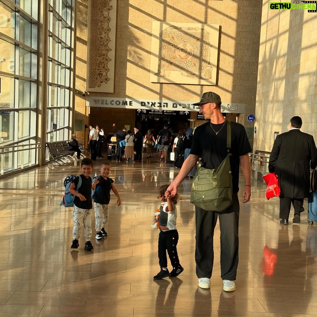 Loren Brovarnik - 50.1K Likes - No better feeling! Shabbat Shalom from our family to yours! 💙🤍🇮🇱✡️🎗️
#teambrovarnik #israel #home #proudjew #shabbatshalom