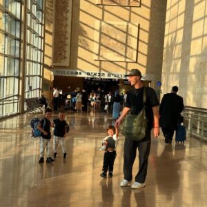 Loren Brovarnik Instagram - No better feeling! Shabbat Shalom from our family to yours! 💙🤍🇮🇱✡️🎗️
#teambrovarnik #israel #home #proudjew #shabbatshalom