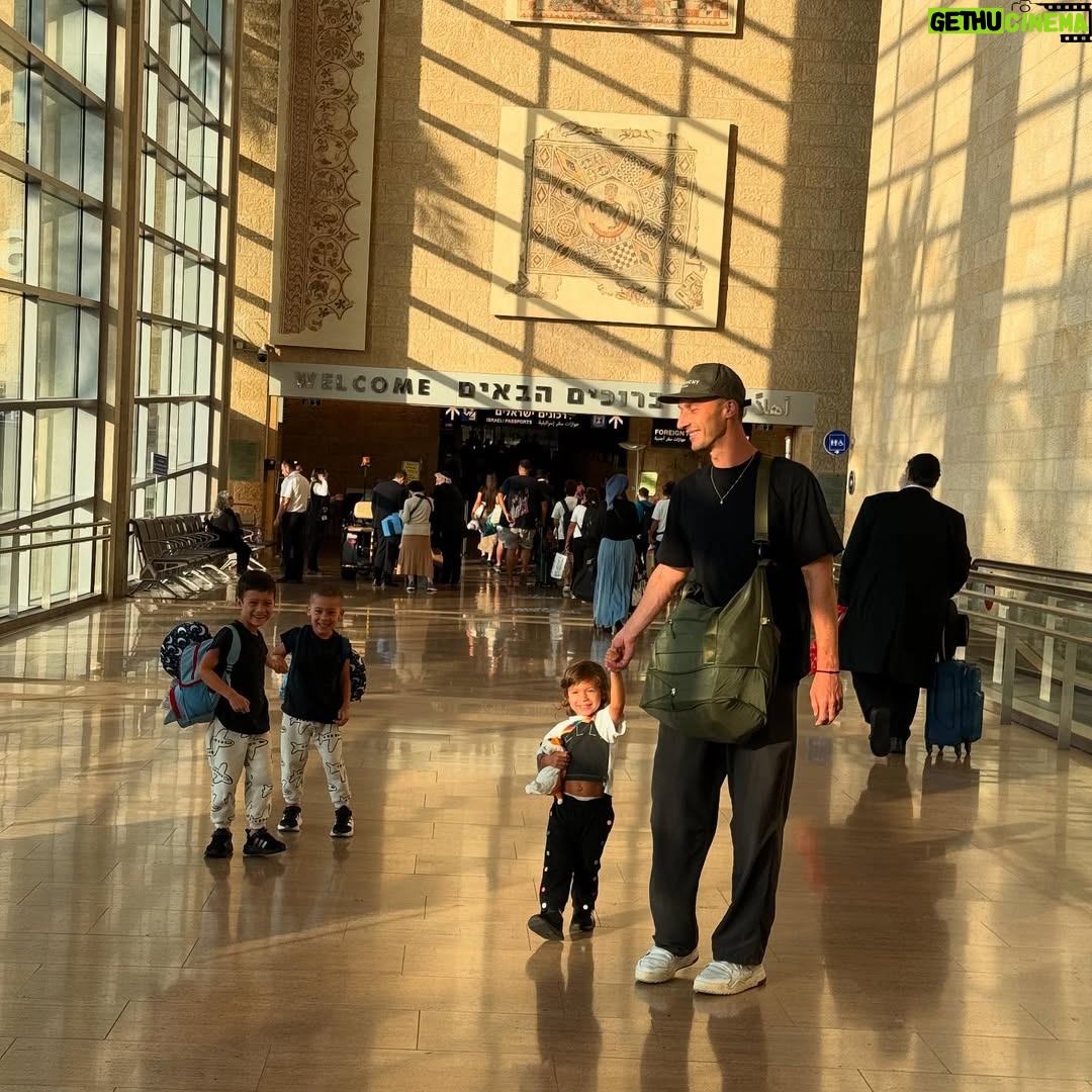 Loren Brovarnik - 50.1K Likes - No better feeling! Shabbat Shalom from our family to yours! 💙🤍🇮🇱✡️🎗️
#teambrovarnik #israel #home #proudjew #shabbatshalom
