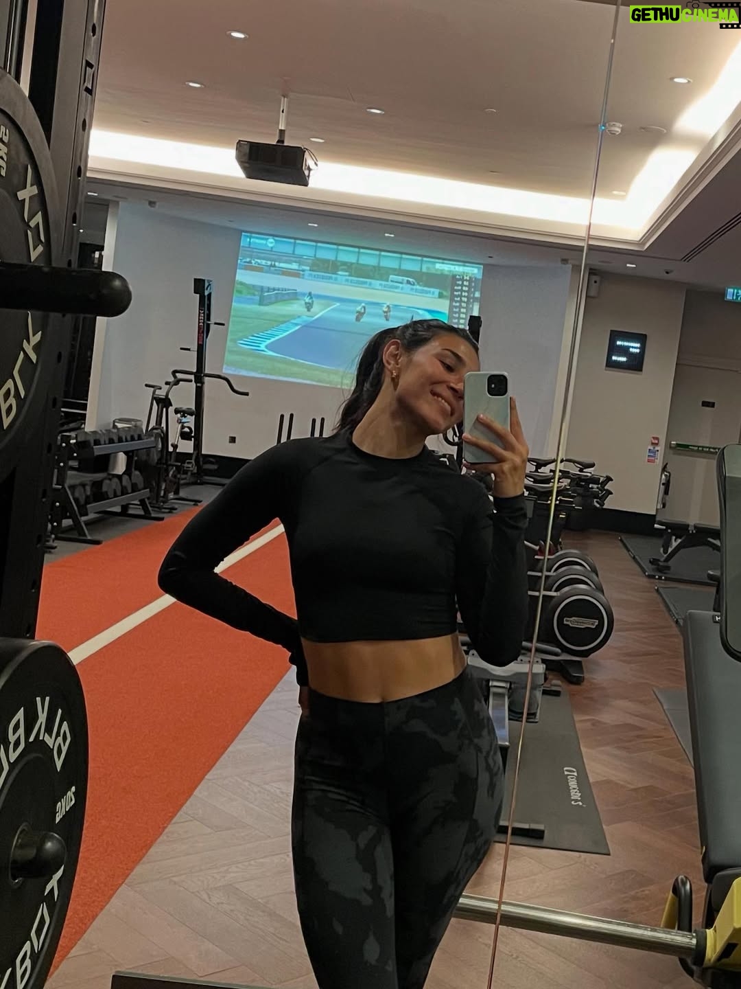 Lorena Andrea - 1.2K Likes - London life lately 🫶🏽🎭🛍️🪩🥊🐾✨
