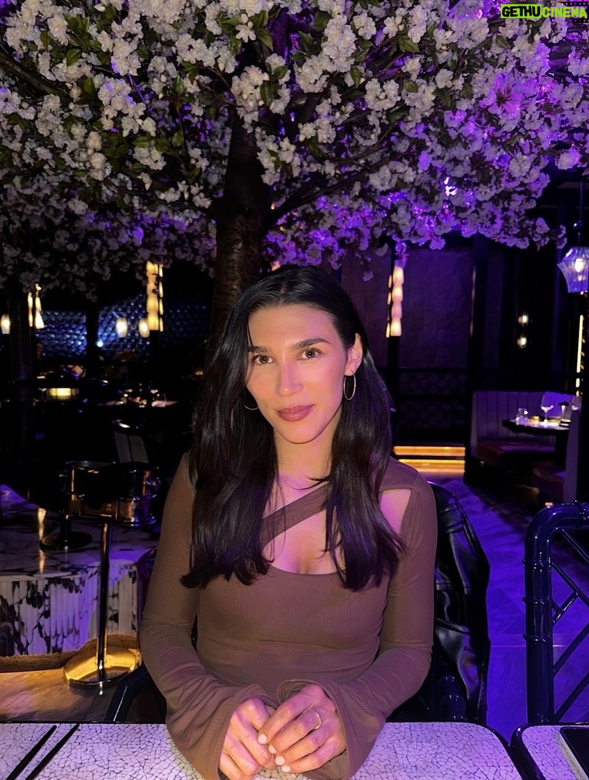 Lorena Andrea - 1.2K Likes - London life lately 🫶🏽🎭🛍️🪩🥊🐾✨