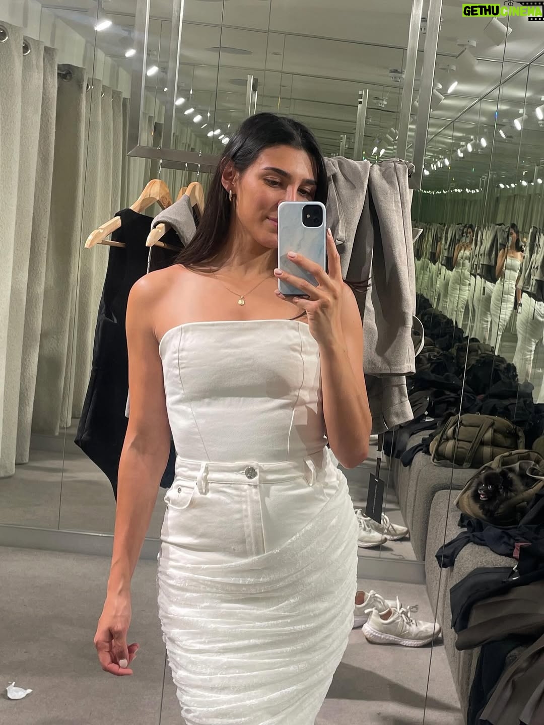 Lorena Andrea - 1.2K Likes - London life lately 🫶🏽🎭🛍️🪩🥊🐾✨