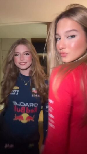 Lorena Queiroz Instagram - prontas para a festa da @lizx.macedo! 💙❤️
#lizfaz16 #lizmacedo16