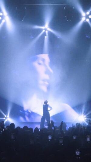 Lorie Pester Instagram - Ça y est… la tournée est lancée ! 🎤🔥 
Tout a commencé avec ce premier concert à Trappes, et c’était MAGIQUE.
Je vous partage ici quelques images : les répétitions, les backstage, mes doutes, mon stress, la tension juste avant de monter sur scène… et puis la bascule, la lumière, l’amour, la musique, la danse, la folie. Un concert de dingue.

Merci à toute mon équipe, tout le monde bosse comme des dingues pour vous offrir ce concert. 🙏🩵

Et maintenant… on continue !
France, Belgique, Luxembourg, Suisse : j’arrive. 
Préparez-vous, on va vivre ça ensemble et on va bien s’éclater ! ❤️✨

📹: @sarah.veys
💄  🪮: @caroline_bitu