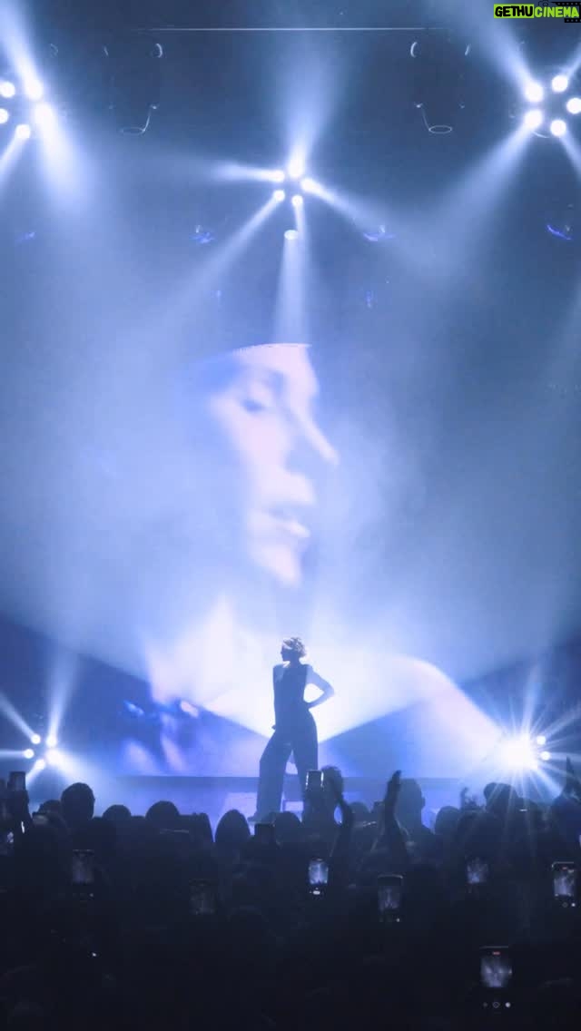 Lorie Pester - 6.2K Likes - Ça y est… la tournée est lancée ! 🎤🔥 
Tout a commencé avec ce premier concert à Trappes, et c’était MAGIQUE.
Je vous partage ici quelques images : les répétitions, les backstage, mes doutes, mon stress, la tension juste avant de monter sur scène… et puis la bascule, la lumière, l’amour, la musique, la danse, la folie. Un concert de dingue.

Merci à toute mon équipe, tout le monde bosse comme des dingues pour vous offrir ce concert. 🙏🩵

Et maintenant… on continue !
France, Belgique, Luxembourg, Suisse : j’arrive. 
Préparez-vous, on va vivre ça ensemble et on va bien s’éclater ! ❤️✨

📹: @sarah.veys
💄  🪮: @caroline_bitu