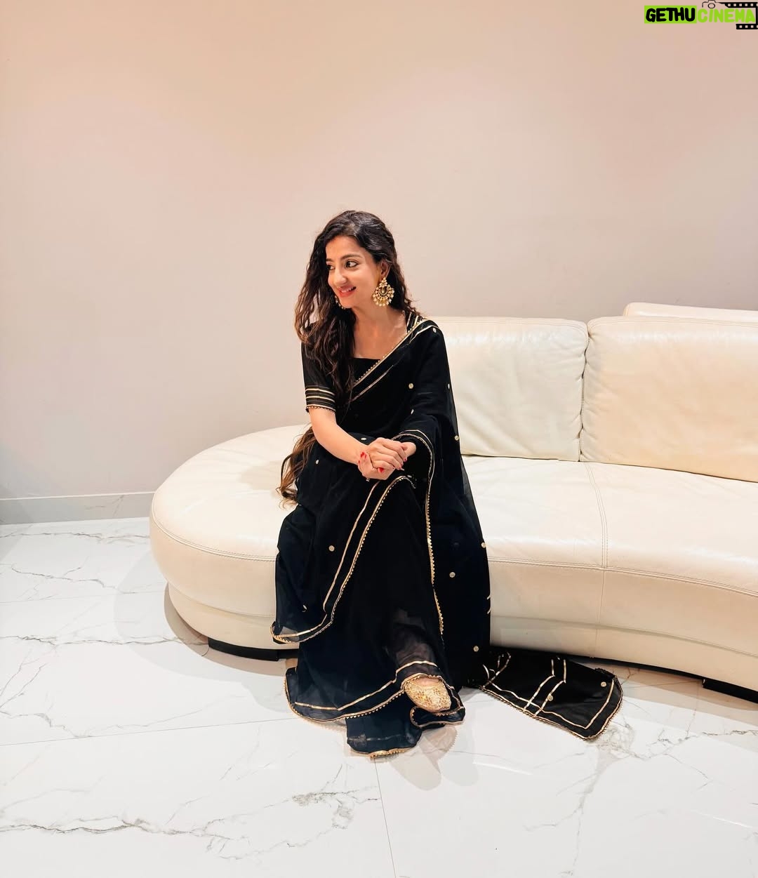 Loveleen Kaur Sasan - 20.3K Likes - A season draped in six yards of grace ✨🖤

Saree: @the_nud_official ✨

Jutti: @tradition_meets_trends ✨🩶