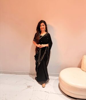 Loveleen Kaur Sasan Instagram - A season draped in six yards of grace ✨🖤

Saree: @the_nud_official ✨

Jutti: @tradition_meets_trends ✨🩶