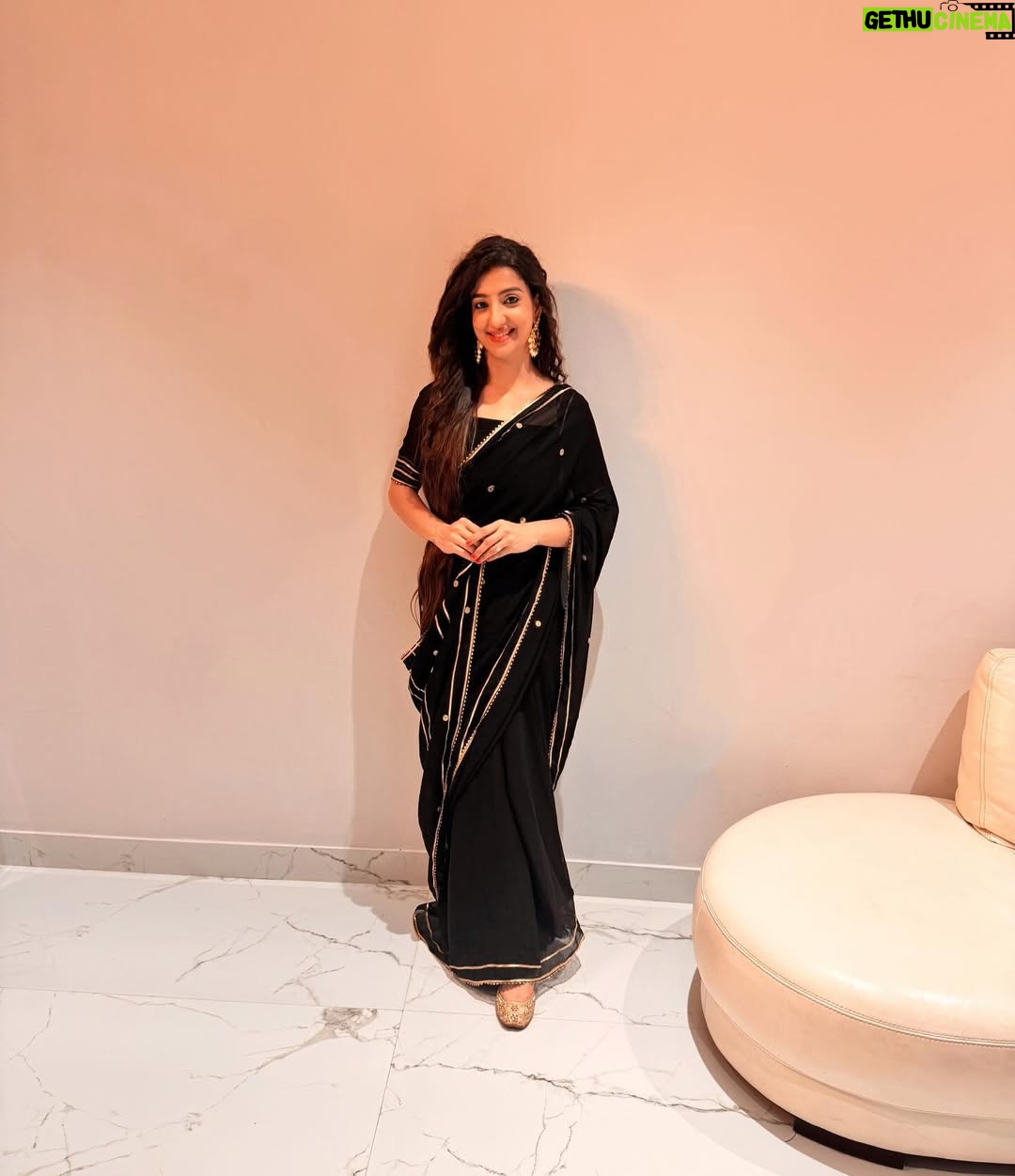 Loveleen Kaur Sasan - 20.3K Likes - A season draped in six yards of grace ✨🖤

Saree: @the_nud_official ✨

Jutti: @tradition_meets_trends ✨🩶