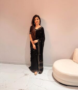 Loveleen Kaur Sasan Instagram - A season draped in six yards of grace ✨🖤

Saree: @the_nud_official ✨

Jutti: @tradition_meets_trends ✨🩶