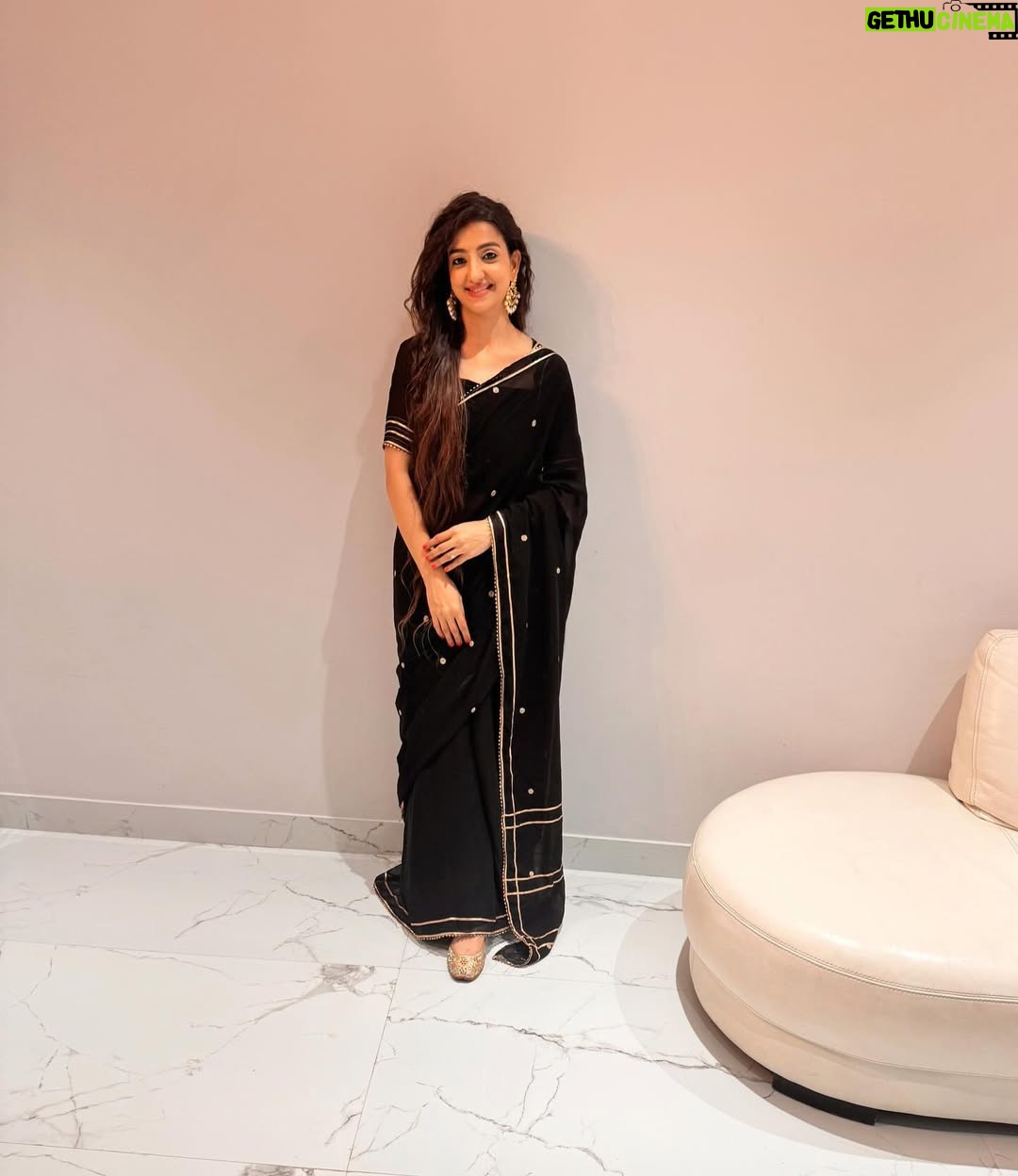 Loveleen Kaur Sasan - 20.3K Likes - A season draped in six yards of grace ✨🖤

Saree: @the_nud_official ✨

Jutti: @tradition_meets_trends ✨🩶