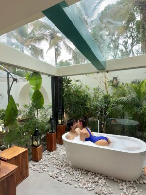 Luckii Instagram - A slow dreamy day at our Villa in GOA 🌴👩🏻❤️💋👨🏻
.
.
#couple #love
