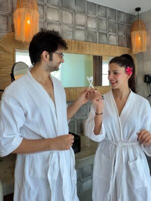 Luckii Instagram - A slow dreamy day at our Villa in GOA 🌴👩🏻❤️💋👨🏻
.
.
#couple #love
