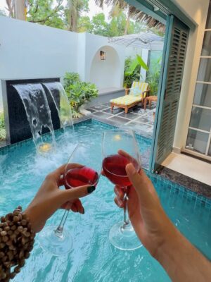 Luckii Instagram - A slow dreamy day at our Villa in GOA 🌴👩🏻❤️💋👨🏻
.
.
#couple #love