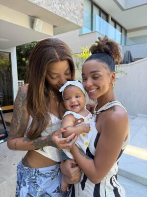 Ludmilla Instagram - O mundo ficou muito mais mágico desde que você chegou filha. Feliz dia das crianças, minha pequena Zuri 💜