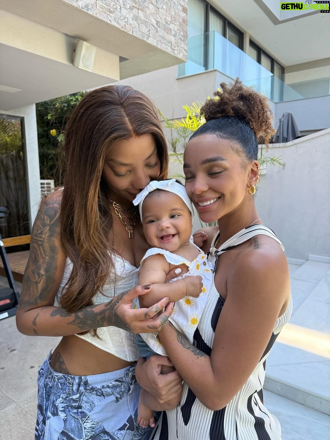 Ludmilla - 1.7 Million Likes - O mundo ficou muito mais mágico desde que você chegou filha. Feliz dia das crianças, minha pequena Zuri 💜