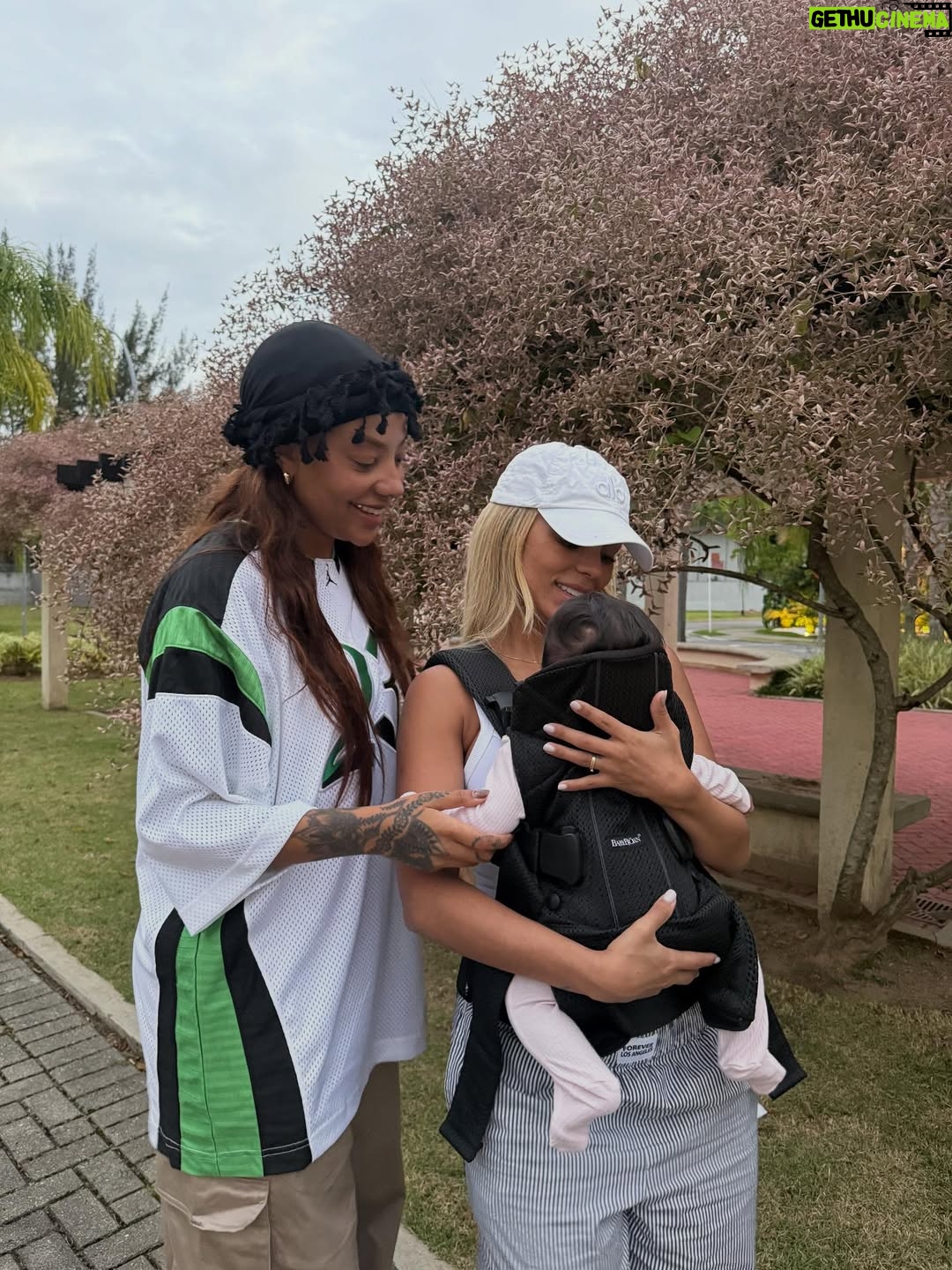 Ludmilla - 1.7 Million Likes - O mundo ficou muito mais mágico desde que você chegou filha. Feliz dia das crianças, minha pequena Zuri 💜