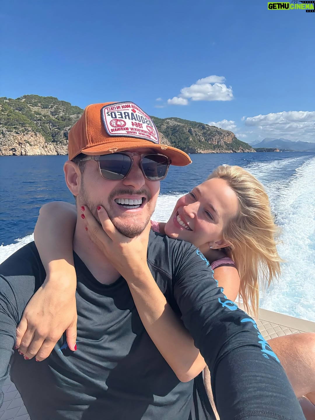 Luisana Lopilato - 181.6K Likes - Me miro y me sorprendo: ¿será posible mirarte con más amor que el primer día? ❤️🤤🥰

I look at myself and am surprised: could it be possible to love you even more than on the first day? ❤️🤤🥰 @michaelbuble