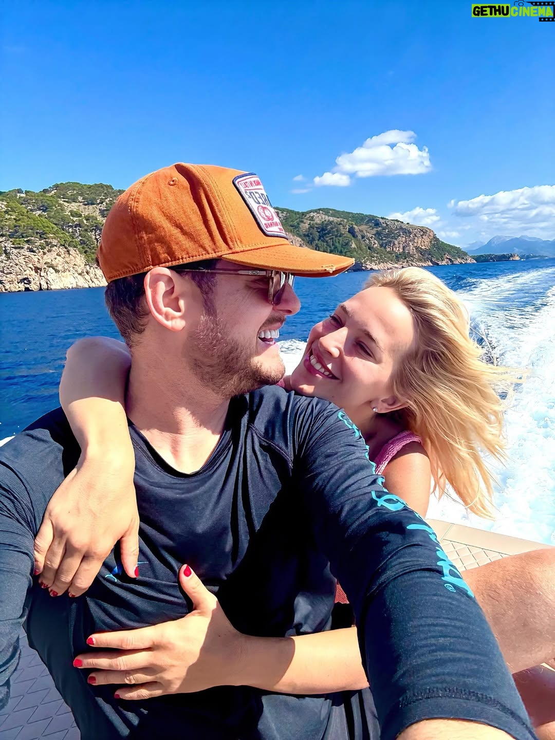 Luisana Lopilato - 181.6K Likes - Me miro y me sorprendo: ¿será posible mirarte con más amor que el primer día? ❤️🤤🥰

I look at myself and am surprised: could it be possible to love you even more than on the first day? ❤️🤤🥰 @michaelbuble