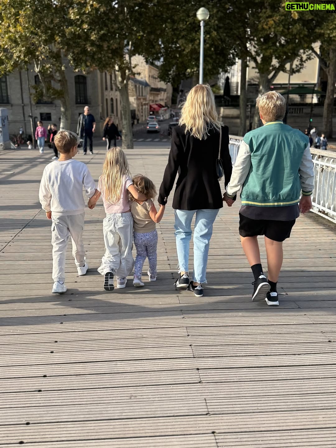 Luisana Lopilato - 215.8K Likes - Algunas fotos de París y todo el amor que hizo este viaje inolvidable. 💛

Some photos from Paris and all the love that made this trip unforgettable. 💛

#París #luisanalopilato #love #blessed #family
