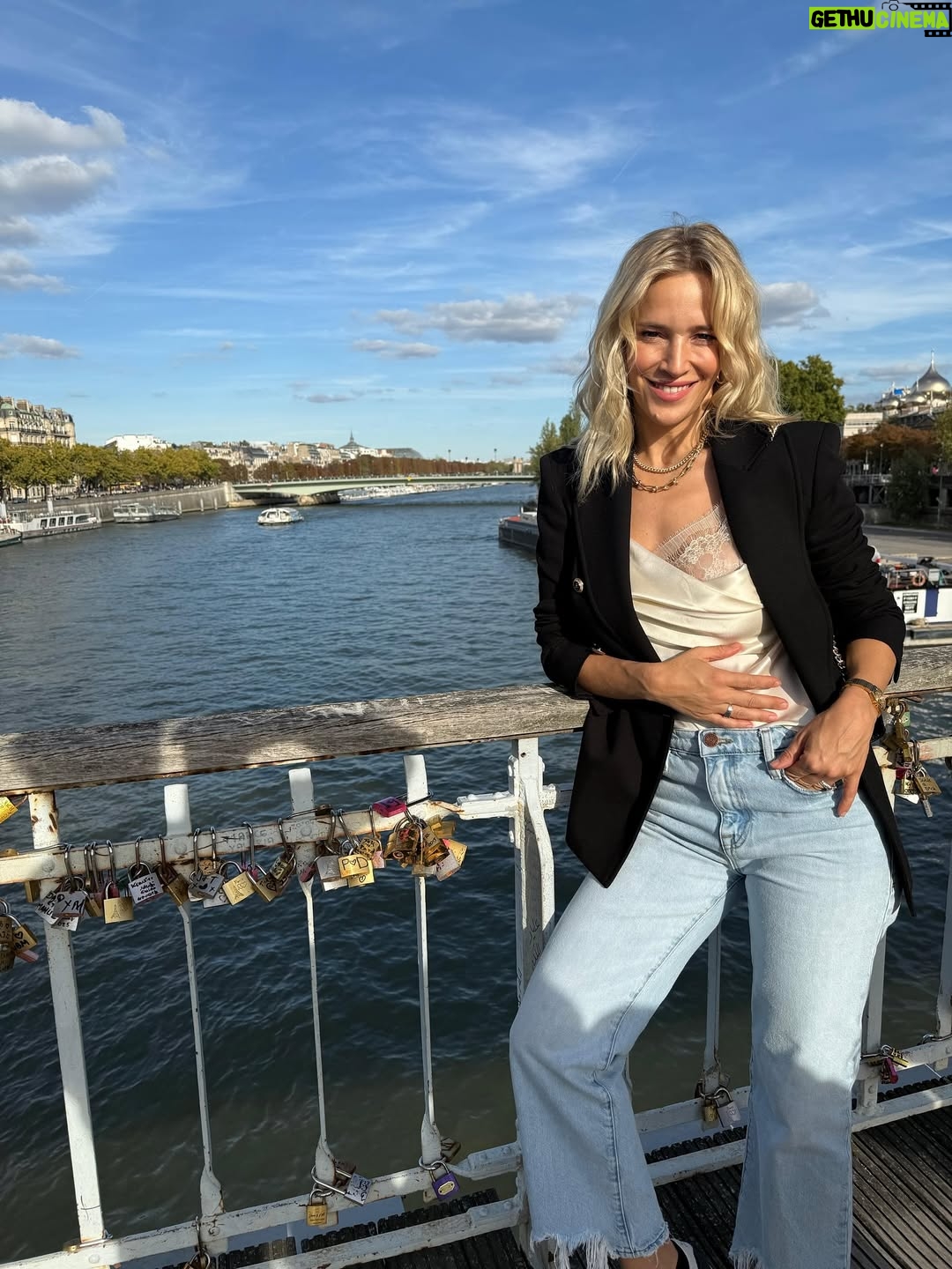 Luisana Lopilato - 215.8K Likes - Algunas fotos de París y todo el amor que hizo este viaje inolvidable. 💛

Some photos from Paris and all the love that made this trip unforgettable. 💛

#París #luisanalopilato #love #blessed #family