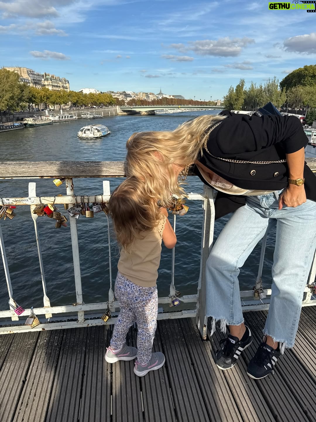 Luisana Lopilato - 215.8K Likes - Algunas fotos de París y todo el amor que hizo este viaje inolvidable. 💛

Some photos from Paris and all the love that made this trip unforgettable. 💛

#París #luisanalopilato #love #blessed #family