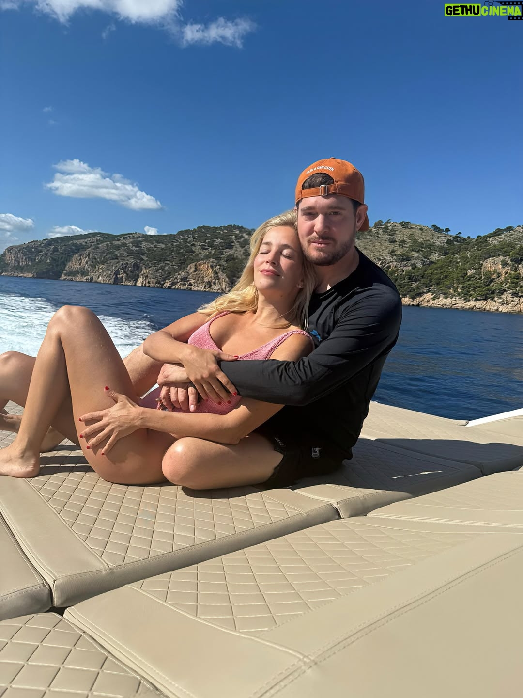 Luisana Lopilato - 181.6K Likes - Me miro y me sorprendo: ¿será posible mirarte con más amor que el primer día? ❤️🤤🥰

I look at myself and am surprised: could it be possible to love you even more than on the first day? ❤️🤤🥰 @michaelbuble