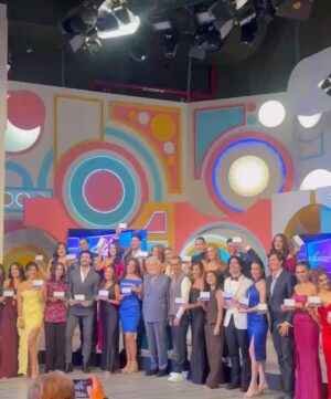 Luiseth Materán Instagram - Transforma tus miedos en impulsos💪, porque la superación comienza cuando crees en ti. Hoy felicito con orgullo a mi grupo de conducción por su graduación el día de ayer en el CEA, Televisa; Me siento muy feliz de seguir formando parte de esta gran escuela de formación de artistas. 😍✨
🎭🎬🎤
@cea_televisa
@televisa
#cdmx #lamateran #televisa #tvhost #actress