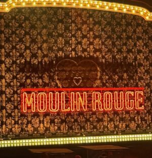 Luiseth Materán Instagram - ✨ Una noche mágica en Moulin Rouge, viviendo la experiencia al máximo. ❤️🎭
#lamateran #cdmx #actress #tvhost #art