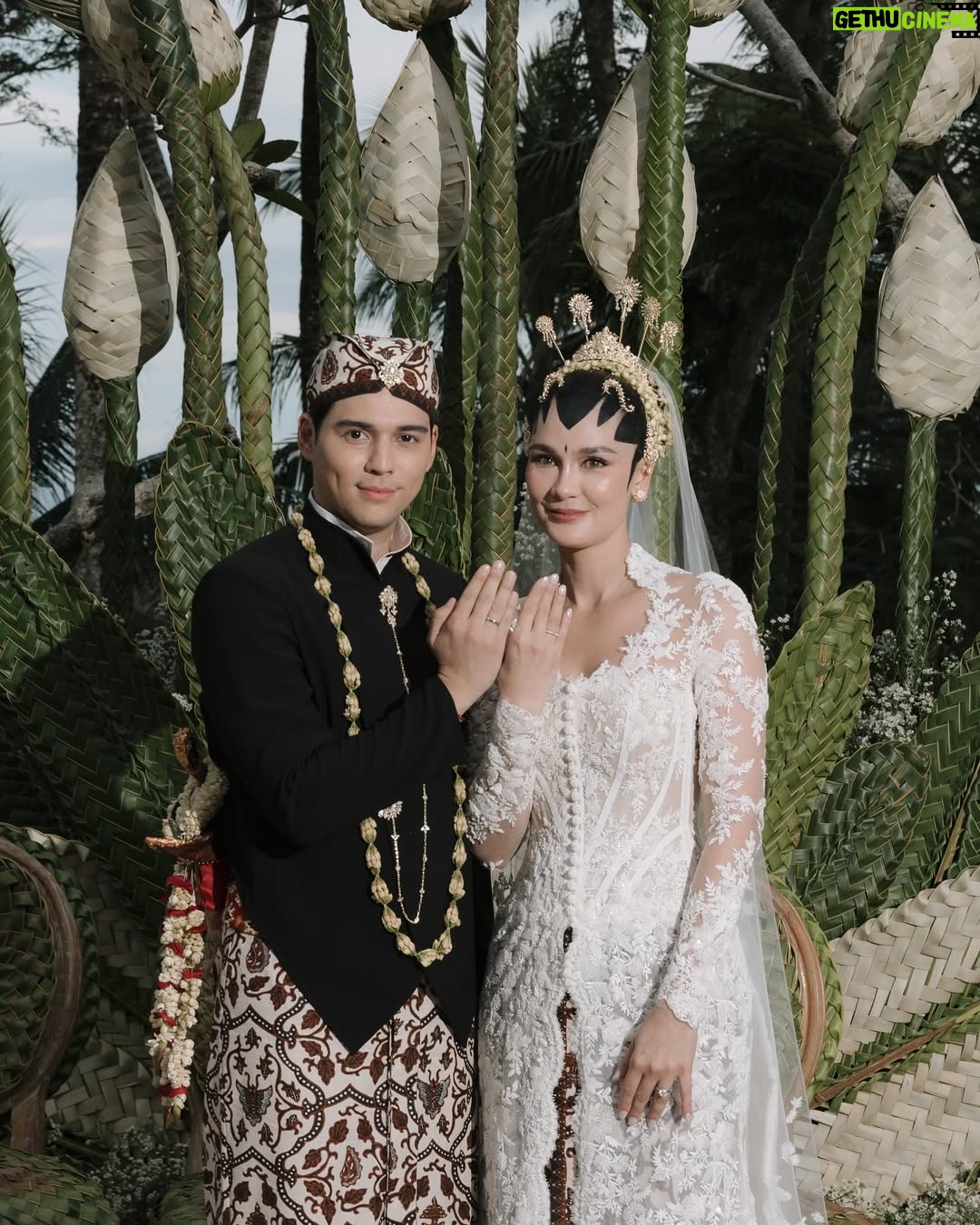 Luna Maya - 2 Million Likes - AKAD💚

Soft steps to forever. Bless each one

Photo by @iluminen 

Wedding Planner @paper_diamonds
Show Management @innazcommunique
Wedding venue @comoshambhalaestate
Decorator @stupacaspea @bimo_singgih 
Akad & Stage Installation @make_a_scene_bali_
Sound & Lighting @focusproind
-
Principal Photographer & Videographer @iluminen
Photography & Videogarpher @derai.studio
Photographer @bramsky.bramsky
Content Creation @by_avera @mv.behindthewed
-
Styled by @bimopermadi & @astecat 
Akad Kebaya Luna @eddybetty | Kebaya Fabric @the.designerworkshop 
Luna's akad kembang goyang  @rinaldyyunardi
Batik @iwantirta_batik
Bridesmaids attire Akad @fadlan_indonesia
Bridesmaids shoes Akad  @jethebrand
Groomsmen attire Akad @fadlan_indonesia
Groomsmen attire welcome dinner  @sasdesigns , @rakeshd18
Groomsmen shoes welcome dinner  @colehaan.id
Luna's make-up @andychunmakeup
Luna's hair @ardndut
Luna's Paes @mamiehardo
Luna's attire welcome dinner @hiantjen
Luna's shoes @jimmychoo  @rococostore
Luna's Jewellry  @bvlgari
Maxime shoes Akad @berluti
Maxime Shoes Welcome Dinner @christianlouboutin
Maxime Makeup @bubahalfian
Maxime hair do @kieferlippens
Luna's Make up welcome dinner @ryanogilvy
Luna's hair do welcome dinner @ranggayusuf
Makeup skin prep set  @hannaglow.official
Mineral water brides & grooms @jiwaterartesian
Family make up @ryanogilvy @victoria_makeupatelier @syafitri.wd @bubahalfian @andychunmakeup
Family hair do @hendrosudarta @tatarias.unimed @ardndut @krisna_endi @ine_hairdo_bali @dyni.hairdo
Bridesmaid make up @cokistrimirah @andychunmakeup @victoria_makeupatelier
Bridesmaid hair do  @krisna_endi @ine_hairdo_bali @ayuhairstylist
Groomsmen hair do @hendrosudarta @tatarias.unimed
Robe Brides @hiantjen
Bridesmaid Shoes @jethebrand
-
Stationery Designer & Illustrator @kurniawanhowijaya 
Invitation letterpress printer @new.fanda.print
RSVP Management @undangin_com
-
ENTERTAINMENT
@luxevoirid
@orangeproductionasia
@phoneafriend.co
@rollportraits
@thesammysax 

#MOONtotheMAX #LUNAdicintaiMAXIMal
