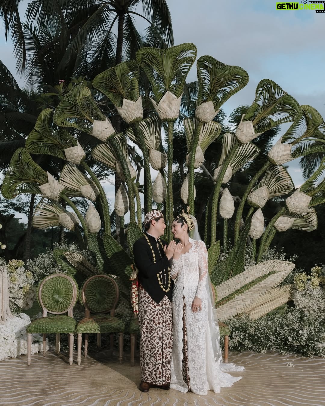 Luna Maya - 2 Million Likes - AKAD💚

Soft steps to forever. Bless each one

Photo by @iluminen 

Wedding Planner @paper_diamonds
Show Management @innazcommunique
Wedding venue @comoshambhalaestate
Decorator @stupacaspea @bimo_singgih 
Akad & Stage Installation @make_a_scene_bali_
Sound & Lighting @focusproind
-
Principal Photographer & Videographer @iluminen
Photography & Videogarpher @derai.studio
Photographer @bramsky.bramsky
Content Creation @by_avera @mv.behindthewed
-
Styled by @bimopermadi & @astecat 
Akad Kebaya Luna @eddybetty | Kebaya Fabric @the.designerworkshop 
Luna's akad kembang goyang  @rinaldyyunardi
Batik @iwantirta_batik
Bridesmaids attire Akad @fadlan_indonesia
Bridesmaids shoes Akad  @jethebrand
Groomsmen attire Akad @fadlan_indonesia
Groomsmen attire welcome dinner  @sasdesigns , @rakeshd18
Groomsmen shoes welcome dinner  @colehaan.id
Luna's make-up @andychunmakeup
Luna's hair @ardndut
Luna's Paes @mamiehardo
Luna's attire welcome dinner @hiantjen
Luna's shoes @jimmychoo  @rococostore
Luna's Jewellry  @bvlgari
Maxime shoes Akad @berluti
Maxime Shoes Welcome Dinner @christianlouboutin
Maxime Makeup @bubahalfian
Maxime hair do @kieferlippens
Luna's Make up welcome dinner @ryanogilvy
Luna's hair do welcome dinner @ranggayusuf
Makeup skin prep set  @hannaglow.official
Mineral water brides & grooms @jiwaterartesian
Family make up @ryanogilvy @victoria_makeupatelier @syafitri.wd @bubahalfian @andychunmakeup
Family hair do @hendrosudarta @tatarias.unimed @ardndut @krisna_endi @ine_hairdo_bali @dyni.hairdo
Bridesmaid make up @cokistrimirah @andychunmakeup @victoria_makeupatelier
Bridesmaid hair do  @krisna_endi @ine_hairdo_bali @ayuhairstylist
Groomsmen hair do @hendrosudarta @tatarias.unimed
Robe Brides @hiantjen
Bridesmaid Shoes @jethebrand
-
Stationery Designer & Illustrator @kurniawanhowijaya 
Invitation letterpress printer @new.fanda.print
RSVP Management @undangin_com
-
ENTERTAINMENT
@luxevoirid
@orangeproductionasia
@phoneafriend.co
@rollportraits
@thesammysax 

#MOONtotheMAX #LUNAdicintaiMAXIMal