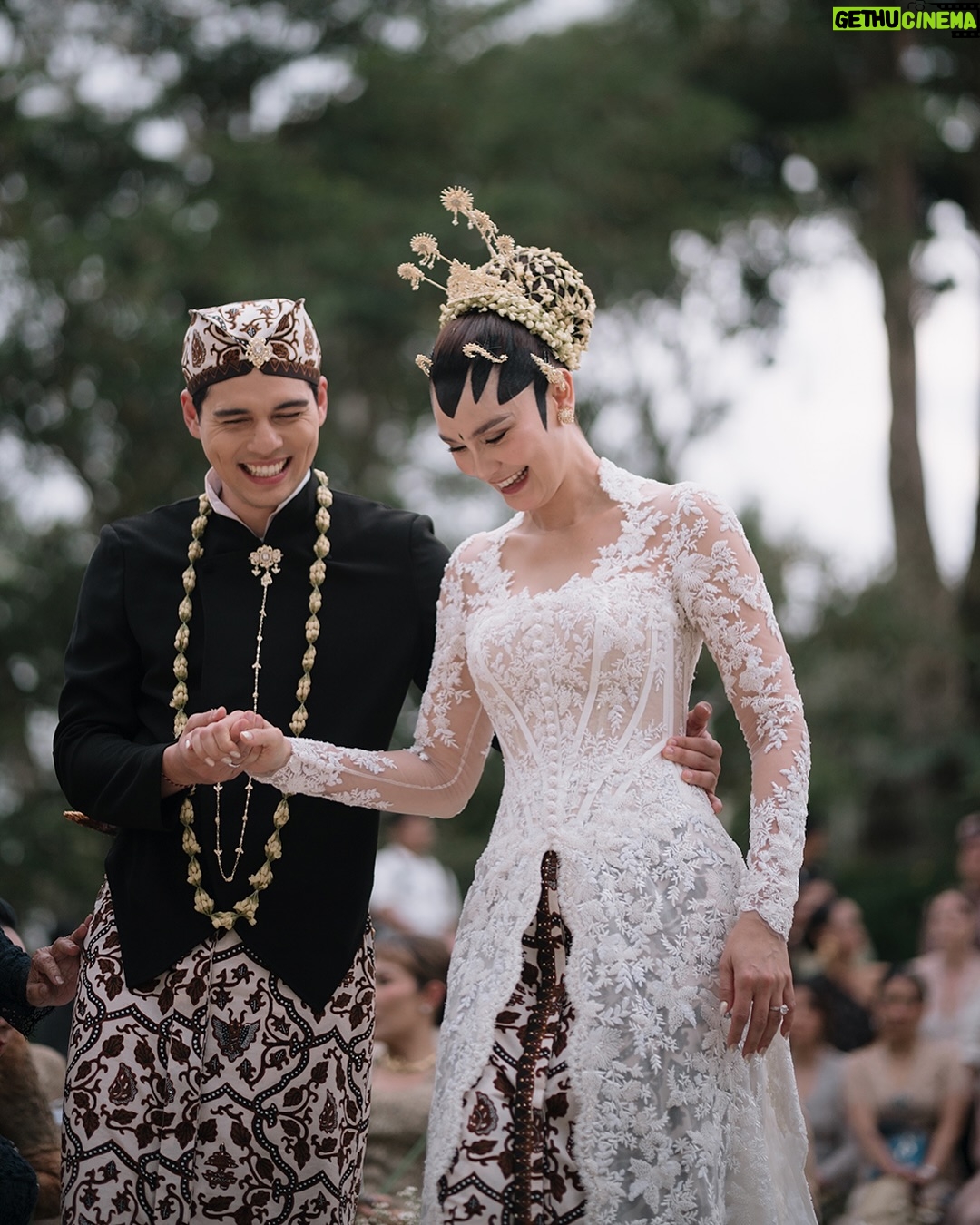 Luna Maya - 2 Million Likes - AKAD💚

Soft steps to forever. Bless each one

Photo by @iluminen 

Wedding Planner @paper_diamonds
Show Management @innazcommunique
Wedding venue @comoshambhalaestate
Decorator @stupacaspea @bimo_singgih 
Akad & Stage Installation @make_a_scene_bali_
Sound & Lighting @focusproind
-
Principal Photographer & Videographer @iluminen
Photography & Videogarpher @derai.studio
Photographer @bramsky.bramsky
Content Creation @by_avera @mv.behindthewed
-
Styled by @bimopermadi & @astecat 
Akad Kebaya Luna @eddybetty | Kebaya Fabric @the.designerworkshop 
Luna's akad kembang goyang  @rinaldyyunardi
Batik @iwantirta_batik
Bridesmaids attire Akad @fadlan_indonesia
Bridesmaids shoes Akad  @jethebrand
Groomsmen attire Akad @fadlan_indonesia
Groomsmen attire welcome dinner  @sasdesigns , @rakeshd18
Groomsmen shoes welcome dinner  @colehaan.id
Luna's make-up @andychunmakeup
Luna's hair @ardndut
Luna's Paes @mamiehardo
Luna's attire welcome dinner @hiantjen
Luna's shoes @jimmychoo  @rococostore
Luna's Jewellry  @bvlgari
Maxime shoes Akad @berluti
Maxime Shoes Welcome Dinner @christianlouboutin
Maxime Makeup @bubahalfian
Maxime hair do @kieferlippens
Luna's Make up welcome dinner @ryanogilvy
Luna's hair do welcome dinner @ranggayusuf
Makeup skin prep set  @hannaglow.official
Mineral water brides & grooms @jiwaterartesian
Family make up @ryanogilvy @victoria_makeupatelier @syafitri.wd @bubahalfian @andychunmakeup
Family hair do @hendrosudarta @tatarias.unimed @ardndut @krisna_endi @ine_hairdo_bali @dyni.hairdo
Bridesmaid make up @cokistrimirah @andychunmakeup @victoria_makeupatelier
Bridesmaid hair do  @krisna_endi @ine_hairdo_bali @ayuhairstylist
Groomsmen hair do @hendrosudarta @tatarias.unimed
Robe Brides @hiantjen
Bridesmaid Shoes @jethebrand
-
Stationery Designer & Illustrator @kurniawanhowijaya 
Invitation letterpress printer @new.fanda.print
RSVP Management @undangin_com
-
ENTERTAINMENT
@luxevoirid
@orangeproductionasia
@phoneafriend.co
@rollportraits
@thesammysax 

#MOONtotheMAX #LUNAdicintaiMAXIMal