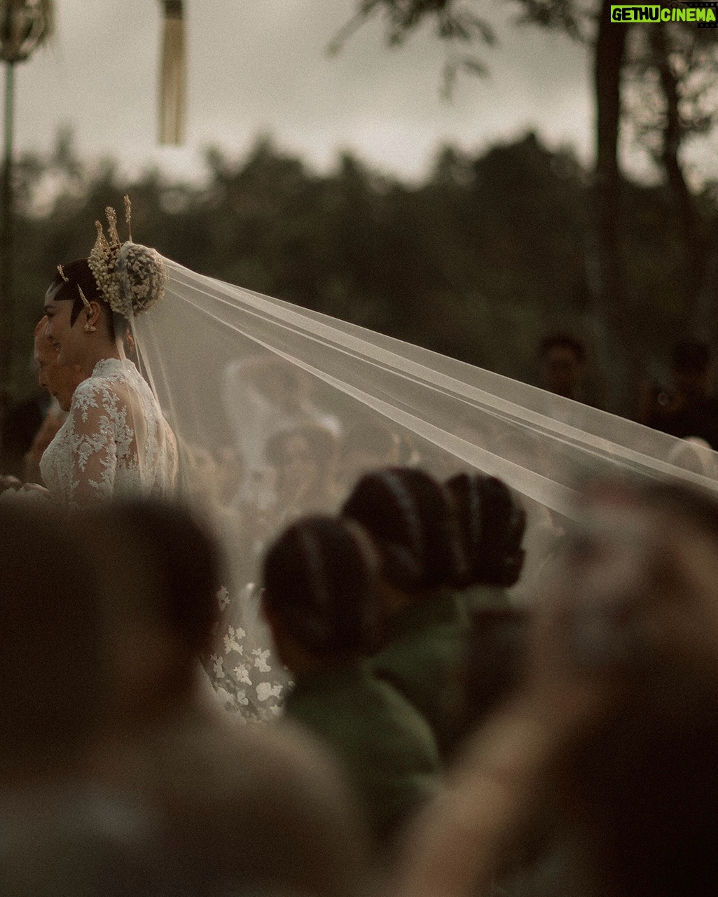 Luna Maya - 2 Million Likes - AKAD💚

Soft steps to forever. Bless each one

Photo by @iluminen 

Wedding Planner @paper_diamonds
Show Management @innazcommunique
Wedding venue @comoshambhalaestate
Decorator @stupacaspea @bimo_singgih 
Akad & Stage Installation @make_a_scene_bali_
Sound & Lighting @focusproind
-
Principal Photographer & Videographer @iluminen
Photography & Videogarpher @derai.studio
Photographer @bramsky.bramsky
Content Creation @by_avera @mv.behindthewed
-
Styled by @bimopermadi & @astecat 
Akad Kebaya Luna @eddybetty | Kebaya Fabric @the.designerworkshop 
Luna's akad kembang goyang  @rinaldyyunardi
Batik @iwantirta_batik
Bridesmaids attire Akad @fadlan_indonesia
Bridesmaids shoes Akad  @jethebrand
Groomsmen attire Akad @fadlan_indonesia
Groomsmen attire welcome dinner  @sasdesigns , @rakeshd18
Groomsmen shoes welcome dinner  @colehaan.id
Luna's make-up @andychunmakeup
Luna's hair @ardndut
Luna's Paes @mamiehardo
Luna's attire welcome dinner @hiantjen
Luna's shoes @jimmychoo  @rococostore
Luna's Jewellry  @bvlgari
Maxime shoes Akad @berluti
Maxime Shoes Welcome Dinner @christianlouboutin
Maxime Makeup @bubahalfian
Maxime hair do @kieferlippens
Luna's Make up welcome dinner @ryanogilvy
Luna's hair do welcome dinner @ranggayusuf
Makeup skin prep set  @hannaglow.official
Mineral water brides & grooms @jiwaterartesian
Family make up @ryanogilvy @victoria_makeupatelier @syafitri.wd @bubahalfian @andychunmakeup
Family hair do @hendrosudarta @tatarias.unimed @ardndut @krisna_endi @ine_hairdo_bali @dyni.hairdo
Bridesmaid make up @cokistrimirah @andychunmakeup @victoria_makeupatelier
Bridesmaid hair do  @krisna_endi @ine_hairdo_bali @ayuhairstylist
Groomsmen hair do @hendrosudarta @tatarias.unimed
Robe Brides @hiantjen
Bridesmaid Shoes @jethebrand
-
Stationery Designer & Illustrator @kurniawanhowijaya 
Invitation letterpress printer @new.fanda.print
RSVP Management @undangin_com
-
ENTERTAINMENT
@luxevoirid
@orangeproductionasia
@phoneafriend.co
@rollportraits
@thesammysax 

#MOONtotheMAX #LUNAdicintaiMAXIMal