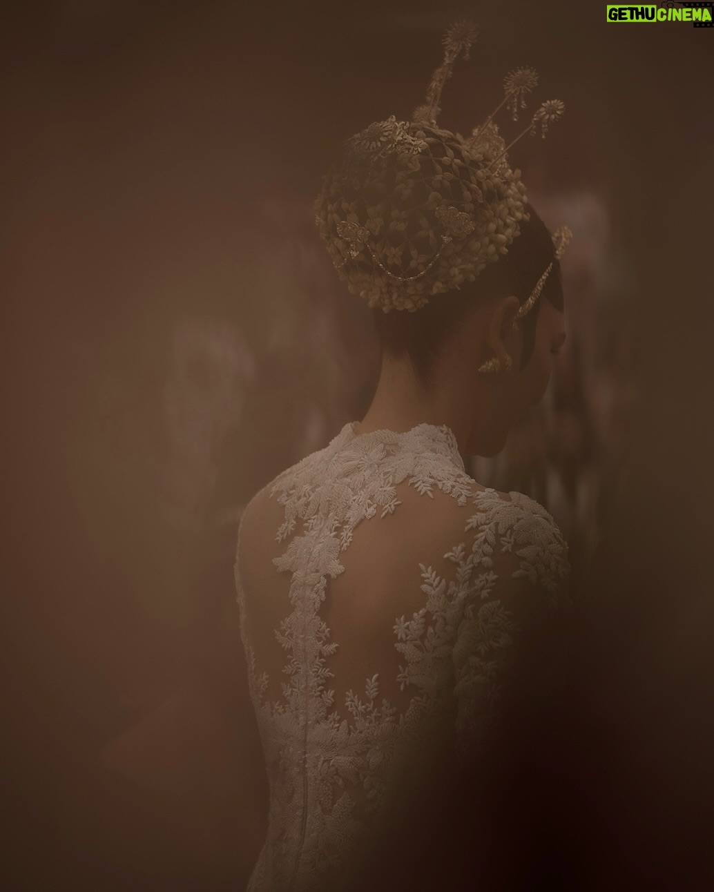 Luna Maya - 2 Million Likes - AKAD💚

Soft steps to forever. Bless each one

Photo by @iluminen 

Wedding Planner @paper_diamonds
Show Management @innazcommunique
Wedding venue @comoshambhalaestate
Decorator @stupacaspea @bimo_singgih 
Akad & Stage Installation @make_a_scene_bali_
Sound & Lighting @focusproind
-
Principal Photographer & Videographer @iluminen
Photography & Videogarpher @derai.studio
Photographer @bramsky.bramsky
Content Creation @by_avera @mv.behindthewed
-
Styled by @bimopermadi & @astecat 
Akad Kebaya Luna @eddybetty | Kebaya Fabric @the.designerworkshop 
Luna's akad kembang goyang  @rinaldyyunardi
Batik @iwantirta_batik
Bridesmaids attire Akad @fadlan_indonesia
Bridesmaids shoes Akad  @jethebrand
Groomsmen attire Akad @fadlan_indonesia
Groomsmen attire welcome dinner  @sasdesigns , @rakeshd18
Groomsmen shoes welcome dinner  @colehaan.id
Luna's make-up @andychunmakeup
Luna's hair @ardndut
Luna's Paes @mamiehardo
Luna's attire welcome dinner @hiantjen
Luna's shoes @jimmychoo  @rococostore
Luna's Jewellry  @bvlgari
Maxime shoes Akad @berluti
Maxime Shoes Welcome Dinner @christianlouboutin
Maxime Makeup @bubahalfian
Maxime hair do @kieferlippens
Luna's Make up welcome dinner @ryanogilvy
Luna's hair do welcome dinner @ranggayusuf
Makeup skin prep set  @hannaglow.official
Mineral water brides & grooms @jiwaterartesian
Family make up @ryanogilvy @victoria_makeupatelier @syafitri.wd @bubahalfian @andychunmakeup
Family hair do @hendrosudarta @tatarias.unimed @ardndut @krisna_endi @ine_hairdo_bali @dyni.hairdo
Bridesmaid make up @cokistrimirah @andychunmakeup @victoria_makeupatelier
Bridesmaid hair do  @krisna_endi @ine_hairdo_bali @ayuhairstylist
Groomsmen hair do @hendrosudarta @tatarias.unimed
Robe Brides @hiantjen
Bridesmaid Shoes @jethebrand
-
Stationery Designer & Illustrator @kurniawanhowijaya 
Invitation letterpress printer @new.fanda.print
RSVP Management @undangin_com
-
ENTERTAINMENT
@luxevoirid
@orangeproductionasia
@phoneafriend.co
@rollportraits
@thesammysax 

#MOONtotheMAX #LUNAdicintaiMAXIMal