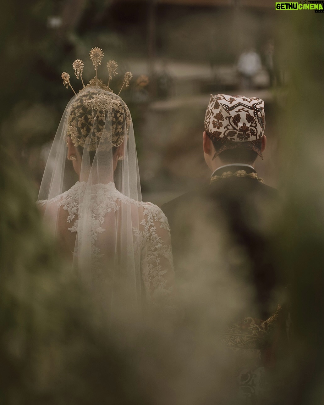 Luna Maya - 2 Million Likes - AKAD💚

Soft steps to forever. Bless each one

Photo by @iluminen 

Wedding Planner @paper_diamonds
Show Management @innazcommunique
Wedding venue @comoshambhalaestate
Decorator @stupacaspea @bimo_singgih 
Akad & Stage Installation @make_a_scene_bali_
Sound & Lighting @focusproind
-
Principal Photographer & Videographer @iluminen
Photography & Videogarpher @derai.studio
Photographer @bramsky.bramsky
Content Creation @by_avera @mv.behindthewed
-
Styled by @bimopermadi & @astecat 
Akad Kebaya Luna @eddybetty | Kebaya Fabric @the.designerworkshop 
Luna's akad kembang goyang  @rinaldyyunardi
Batik @iwantirta_batik
Bridesmaids attire Akad @fadlan_indonesia
Bridesmaids shoes Akad  @jethebrand
Groomsmen attire Akad @fadlan_indonesia
Groomsmen attire welcome dinner  @sasdesigns , @rakeshd18
Groomsmen shoes welcome dinner  @colehaan.id
Luna's make-up @andychunmakeup
Luna's hair @ardndut
Luna's Paes @mamiehardo
Luna's attire welcome dinner @hiantjen
Luna's shoes @jimmychoo  @rococostore
Luna's Jewellry  @bvlgari
Maxime shoes Akad @berluti
Maxime Shoes Welcome Dinner @christianlouboutin
Maxime Makeup @bubahalfian
Maxime hair do @kieferlippens
Luna's Make up welcome dinner @ryanogilvy
Luna's hair do welcome dinner @ranggayusuf
Makeup skin prep set  @hannaglow.official
Mineral water brides & grooms @jiwaterartesian
Family make up @ryanogilvy @victoria_makeupatelier @syafitri.wd @bubahalfian @andychunmakeup
Family hair do @hendrosudarta @tatarias.unimed @ardndut @krisna_endi @ine_hairdo_bali @dyni.hairdo
Bridesmaid make up @cokistrimirah @andychunmakeup @victoria_makeupatelier
Bridesmaid hair do  @krisna_endi @ine_hairdo_bali @ayuhairstylist
Groomsmen hair do @hendrosudarta @tatarias.unimed
Robe Brides @hiantjen
Bridesmaid Shoes @jethebrand
-
Stationery Designer & Illustrator @kurniawanhowijaya 
Invitation letterpress printer @new.fanda.print
RSVP Management @undangin_com
-
ENTERTAINMENT
@luxevoirid
@orangeproductionasia
@phoneafriend.co
@rollportraits
@thesammysax 

#MOONtotheMAX #LUNAdicintaiMAXIMal