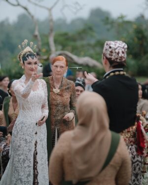 Luna Maya Instagram - AKAD💚
Soft steps to forever. Bless each one
Photo by @iluminen
Wedding Planner @paper_diamonds
Show Management @innazcommunique
Wedding venue @comoshambhalaestate
Decorator @stupacaspea @bimo_singgih
Akad & Stage Installation @make_a_scene_bali_
Sound & Lighting @focusproind
-
Principal Photographer & Videographer @iluminen
Photography & Videogarpher @derai.studio
Photographer @bramsky.bramsky
Content Creation @by_avera @mv.behindthewed
-
Styled by @bimopermadi & @astecat
Akad Kebaya Luna @eddybetty | Kebaya Fabric @the.designerworkshop
Luna's akad kembang goyang @rinaldyyunardi
Batik @iwantirta_batik
Bridesmaids attire Akad @fadlan_indonesia
Bridesmaids shoes Akad @jethebrand
Groomsmen attire Akad @fadlan_indonesia
Groomsmen attire welcome dinner @sasdesigns , @rakeshd18
Groomsmen shoes welcome dinner @colehaan.id
Luna's make-up @andychunmakeup
Luna's hair @ardndut
Luna's Paes @mamiehardo
Luna's attire welcome dinner @hiantjen
Luna's shoes @jimmychoo @rococostore
Luna's Jewellry @bvlgari
Maxime shoes Akad @berluti
Maxime Shoes Welcome Dinner @christianlouboutin
Maxime Makeup @bubahalfian
Maxime hair do @kieferlippens
Luna's Make up welcome dinner @ryanogilvy
Luna's hair do welcome dinner @ranggayusuf
Makeup skin prep set @hannaglow.official
Mineral water brides & grooms @jiwaterartesian
Family make up @ryanogilvy @victoria_makeupatelier @syafitri.wd @bubahalfian @andychunmakeup
Family hair do @hendrosudarta @tatarias.unimed @ardndut @krisna_endi @ine_hairdo_bali @dyni.hairdo
Bridesmaid make up @cokistrimirah @andychunmakeup @victoria_makeupatelier
Bridesmaid hair do @krisna_endi @ine_hairdo_bali @ayuhairstylist
Groomsmen hair do @hendrosudarta @tatarias.unimed
Robe Brides @hiantjen
Bridesmaid Shoes @jethebrand
-
Stationery Designer & Illustrator @kurniawanhowijaya
Invitation letterpress printer @new.fanda.print
RSVP Management @undangin_com
-
ENTERTAINMENT
@luxevoirid
@orangeproductionasia
@phoneafriend.co
@rollportraits
@thesammysax
#MOONtotheMAX #LUNAdicintaiMAXIMal