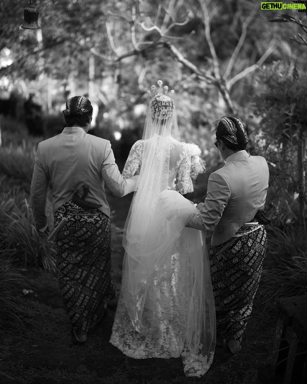 Luna Maya - 2 Million Likes - AKAD💚

Soft steps to forever. Bless each one

Photo by @iluminen 

Wedding Planner @paper_diamonds
Show Management @innazcommunique
Wedding venue @comoshambhalaestate
Decorator @stupacaspea @bimo_singgih 
Akad & Stage Installation @make_a_scene_bali_
Sound & Lighting @focusproind
-
Principal Photographer & Videographer @iluminen
Photography & Videogarpher @derai.studio
Photographer @bramsky.bramsky
Content Creation @by_avera @mv.behindthewed
-
Styled by @bimopermadi & @astecat 
Akad Kebaya Luna @eddybetty | Kebaya Fabric @the.designerworkshop 
Luna's akad kembang goyang  @rinaldyyunardi
Batik @iwantirta_batik
Bridesmaids attire Akad @fadlan_indonesia
Bridesmaids shoes Akad  @jethebrand
Groomsmen attire Akad @fadlan_indonesia
Groomsmen attire welcome dinner  @sasdesigns , @rakeshd18
Groomsmen shoes welcome dinner  @colehaan.id
Luna's make-up @andychunmakeup
Luna's hair @ardndut
Luna's Paes @mamiehardo
Luna's attire welcome dinner @hiantjen
Luna's shoes @jimmychoo  @rococostore
Luna's Jewellry  @bvlgari
Maxime shoes Akad @berluti
Maxime Shoes Welcome Dinner @christianlouboutin
Maxime Makeup @bubahalfian
Maxime hair do @kieferlippens
Luna's Make up welcome dinner @ryanogilvy
Luna's hair do welcome dinner @ranggayusuf
Makeup skin prep set  @hannaglow.official
Mineral water brides & grooms @jiwaterartesian
Family make up @ryanogilvy @victoria_makeupatelier @syafitri.wd @bubahalfian @andychunmakeup
Family hair do @hendrosudarta @tatarias.unimed @ardndut @krisna_endi @ine_hairdo_bali @dyni.hairdo
Bridesmaid make up @cokistrimirah @andychunmakeup @victoria_makeupatelier
Bridesmaid hair do  @krisna_endi @ine_hairdo_bali @ayuhairstylist
Groomsmen hair do @hendrosudarta @tatarias.unimed
Robe Brides @hiantjen
Bridesmaid Shoes @jethebrand
-
Stationery Designer & Illustrator @kurniawanhowijaya 
Invitation letterpress printer @new.fanda.print
RSVP Management @undangin_com
-
ENTERTAINMENT
@luxevoirid
@orangeproductionasia
@phoneafriend.co
@rollportraits
@thesammysax 

#MOONtotheMAX #LUNAdicintaiMAXIMal