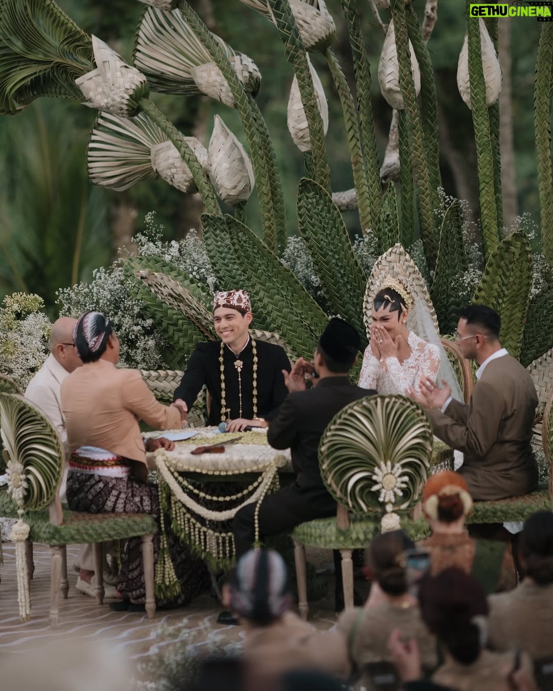 Luna Maya - 2 Million Likes - AKAD💚

Soft steps to forever. Bless each one

Photo by @iluminen 

Wedding Planner @paper_diamonds
Show Management @innazcommunique
Wedding venue @comoshambhalaestate
Decorator @stupacaspea @bimo_singgih 
Akad & Stage Installation @make_a_scene_bali_
Sound & Lighting @focusproind
-
Principal Photographer & Videographer @iluminen
Photography & Videogarpher @derai.studio
Photographer @bramsky.bramsky
Content Creation @by_avera @mv.behindthewed
-
Styled by @bimopermadi & @astecat 
Akad Kebaya Luna @eddybetty | Kebaya Fabric @the.designerworkshop 
Luna's akad kembang goyang  @rinaldyyunardi
Batik @iwantirta_batik
Bridesmaids attire Akad @fadlan_indonesia
Bridesmaids shoes Akad  @jethebrand
Groomsmen attire Akad @fadlan_indonesia
Groomsmen attire welcome dinner  @sasdesigns , @rakeshd18
Groomsmen shoes welcome dinner  @colehaan.id
Luna's make-up @andychunmakeup
Luna's hair @ardndut
Luna's Paes @mamiehardo
Luna's attire welcome dinner @hiantjen
Luna's shoes @jimmychoo  @rococostore
Luna's Jewellry  @bvlgari
Maxime shoes Akad @berluti
Maxime Shoes Welcome Dinner @christianlouboutin
Maxime Makeup @bubahalfian
Maxime hair do @kieferlippens
Luna's Make up welcome dinner @ryanogilvy
Luna's hair do welcome dinner @ranggayusuf
Makeup skin prep set  @hannaglow.official
Mineral water brides & grooms @jiwaterartesian
Family make up @ryanogilvy @victoria_makeupatelier @syafitri.wd @bubahalfian @andychunmakeup
Family hair do @hendrosudarta @tatarias.unimed @ardndut @krisna_endi @ine_hairdo_bali @dyni.hairdo
Bridesmaid make up @cokistrimirah @andychunmakeup @victoria_makeupatelier
Bridesmaid hair do  @krisna_endi @ine_hairdo_bali @ayuhairstylist
Groomsmen hair do @hendrosudarta @tatarias.unimed
Robe Brides @hiantjen
Bridesmaid Shoes @jethebrand
-
Stationery Designer & Illustrator @kurniawanhowijaya 
Invitation letterpress printer @new.fanda.print
RSVP Management @undangin_com
-
ENTERTAINMENT
@luxevoirid
@orangeproductionasia
@phoneafriend.co
@rollportraits
@thesammysax 

#MOONtotheMAX #LUNAdicintaiMAXIMal
