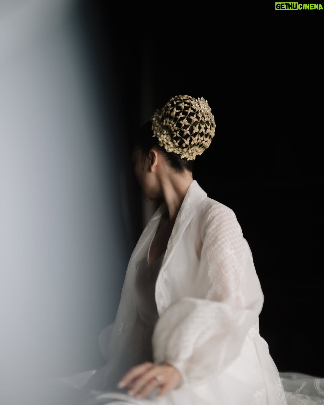Luna Maya - 2 Million Likes - AKAD💚

Soft steps to forever. Bless each one

Photo by @iluminen 

Wedding Planner @paper_diamonds
Show Management @innazcommunique
Wedding venue @comoshambhalaestate
Decorator @stupacaspea @bimo_singgih 
Akad & Stage Installation @make_a_scene_bali_
Sound & Lighting @focusproind
-
Principal Photographer & Videographer @iluminen
Photography & Videogarpher @derai.studio
Photographer @bramsky.bramsky
Content Creation @by_avera @mv.behindthewed
-
Styled by @bimopermadi & @astecat 
Akad Kebaya Luna @eddybetty | Kebaya Fabric @the.designerworkshop 
Luna's akad kembang goyang  @rinaldyyunardi
Batik @iwantirta_batik
Bridesmaids attire Akad @fadlan_indonesia
Bridesmaids shoes Akad  @jethebrand
Groomsmen attire Akad @fadlan_indonesia
Groomsmen attire welcome dinner  @sasdesigns , @rakeshd18
Groomsmen shoes welcome dinner  @colehaan.id
Luna's make-up @andychunmakeup
Luna's hair @ardndut
Luna's Paes @mamiehardo
Luna's attire welcome dinner @hiantjen
Luna's shoes @jimmychoo  @rococostore
Luna's Jewellry  @bvlgari
Maxime shoes Akad @berluti
Maxime Shoes Welcome Dinner @christianlouboutin
Maxime Makeup @bubahalfian
Maxime hair do @kieferlippens
Luna's Make up welcome dinner @ryanogilvy
Luna's hair do welcome dinner @ranggayusuf
Makeup skin prep set  @hannaglow.official
Mineral water brides & grooms @jiwaterartesian
Family make up @ryanogilvy @victoria_makeupatelier @syafitri.wd @bubahalfian @andychunmakeup
Family hair do @hendrosudarta @tatarias.unimed @ardndut @krisna_endi @ine_hairdo_bali @dyni.hairdo
Bridesmaid make up @cokistrimirah @andychunmakeup @victoria_makeupatelier
Bridesmaid hair do  @krisna_endi @ine_hairdo_bali @ayuhairstylist
Groomsmen hair do @hendrosudarta @tatarias.unimed
Robe Brides @hiantjen
Bridesmaid Shoes @jethebrand
-
Stationery Designer & Illustrator @kurniawanhowijaya 
Invitation letterpress printer @new.fanda.print
RSVP Management @undangin_com
-
ENTERTAINMENT
@luxevoirid
@orangeproductionasia
@phoneafriend.co
@rollportraits
@thesammysax 

#MOONtotheMAX #LUNAdicintaiMAXIMal