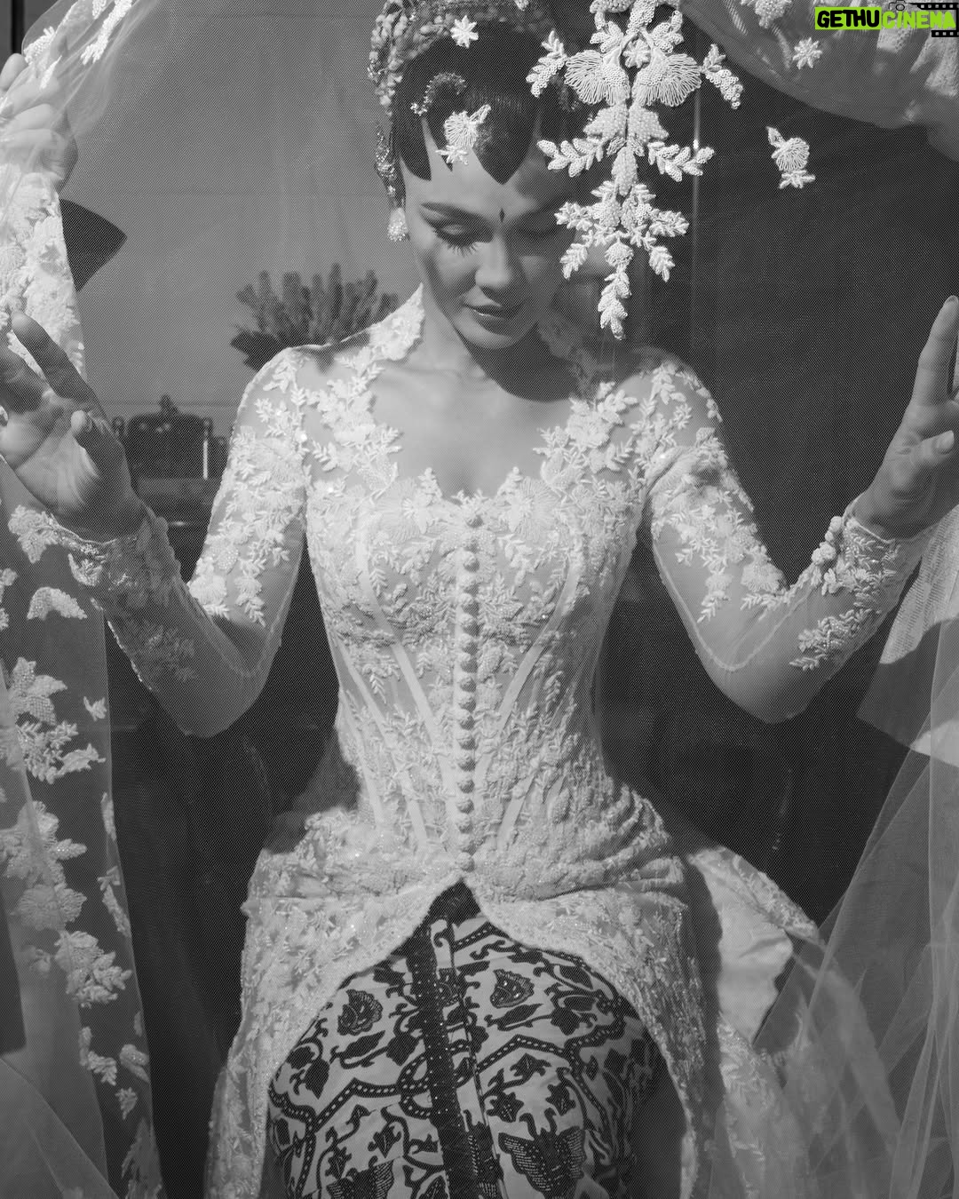 Luna Maya - 2 Million Likes - AKAD💚

Soft steps to forever. Bless each one

Photo by @iluminen 

Wedding Planner @paper_diamonds
Show Management @innazcommunique
Wedding venue @comoshambhalaestate
Decorator @stupacaspea @bimo_singgih 
Akad & Stage Installation @make_a_scene_bali_
Sound & Lighting @focusproind
-
Principal Photographer & Videographer @iluminen
Photography & Videogarpher @derai.studio
Photographer @bramsky.bramsky
Content Creation @by_avera @mv.behindthewed
-
Styled by @bimopermadi & @astecat 
Akad Kebaya Luna @eddybetty | Kebaya Fabric @the.designerworkshop 
Luna's akad kembang goyang  @rinaldyyunardi
Batik @iwantirta_batik
Bridesmaids attire Akad @fadlan_indonesia
Bridesmaids shoes Akad  @jethebrand
Groomsmen attire Akad @fadlan_indonesia
Groomsmen attire welcome dinner  @sasdesigns , @rakeshd18
Groomsmen shoes welcome dinner  @colehaan.id
Luna's make-up @andychunmakeup
Luna's hair @ardndut
Luna's Paes @mamiehardo
Luna's attire welcome dinner @hiantjen
Luna's shoes @jimmychoo  @rococostore
Luna's Jewellry  @bvlgari
Maxime shoes Akad @berluti
Maxime Shoes Welcome Dinner @christianlouboutin
Maxime Makeup @bubahalfian
Maxime hair do @kieferlippens
Luna's Make up welcome dinner @ryanogilvy
Luna's hair do welcome dinner @ranggayusuf
Makeup skin prep set  @hannaglow.official
Mineral water brides & grooms @jiwaterartesian
Family make up @ryanogilvy @victoria_makeupatelier @syafitri.wd @bubahalfian @andychunmakeup
Family hair do @hendrosudarta @tatarias.unimed @ardndut @krisna_endi @ine_hairdo_bali @dyni.hairdo
Bridesmaid make up @cokistrimirah @andychunmakeup @victoria_makeupatelier
Bridesmaid hair do  @krisna_endi @ine_hairdo_bali @ayuhairstylist
Groomsmen hair do @hendrosudarta @tatarias.unimed
Robe Brides @hiantjen
Bridesmaid Shoes @jethebrand
-
Stationery Designer & Illustrator @kurniawanhowijaya 
Invitation letterpress printer @new.fanda.print
RSVP Management @undangin_com
-
ENTERTAINMENT
@luxevoirid
@orangeproductionasia
@phoneafriend.co
@rollportraits
@thesammysax 

#MOONtotheMAX #LUNAdicintaiMAXIMal