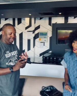 Lunathi Mampofu Instagram - An awesome time @gagasifm with @djnaves & @sphectacula @zistolive ! Great fun we had! 

NEW WEEK
NEW ENERGY
NEW BLESSINGS
NEW EXPERIENCES
NEW OPPORTUNITIES 🤞🏾

To many more! See you soon! 🙏🏾📻✨❤️🎬