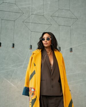 Lunathi Mampofu Instagram - With a brave heart… Anything is possible 🤎
📸: @andy_creationssa