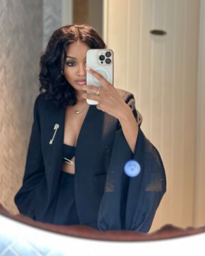 Lunathi Mampofu Instagram - God be like, “See? See??” and I be like
“Yuuup. You was rigghhhht.” 🖤
#godfirst
#grateful
#grace
Fit : @_lsjdesigns thanks for bringing it to life lover!
Hair: @aclasspro_sa this hair is magic! 🥹