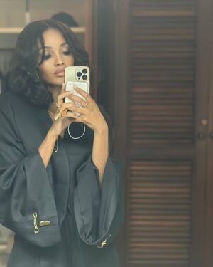 Lunathi Mampofu Instagram - God be like, “See? See??” and I be like
“Yuuup. You was rigghhhht.” 🖤
#godfirst
#grateful
#grace
Fit : @_lsjdesigns thanks for bringing it to life lover!
Hair: @aclasspro_sa this hair is magic! 🥹