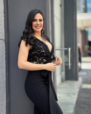 Luz Elena González Instagram - ¡Bonita tarde para todos! Gracias por todas sus palabras de amor y bonitos deseos, les mando muchos besos y abrazos. 😘😘😘

#love #black #ootd #cool #fashion #instamood #instafashion #life #happy #woman