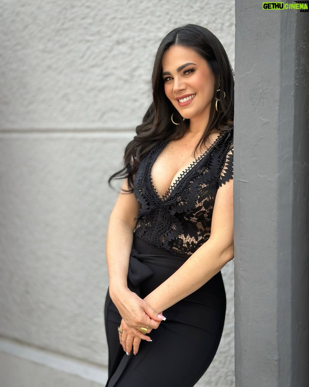 Luz Elena González - 36.9K Likes - ¡Bonita tarde para todos! Gracias por todas sus palabras de amor y bonitos deseos, les mando muchos besos y abrazos. 😘😘😘

#love #black #ootd #cool #fashion #instamood #instafashion #life #happy #woman