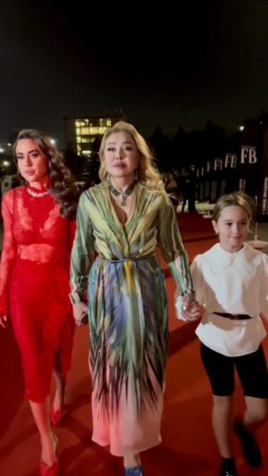 Lyubov Uspenskaya Instagram - Всем привет, дорогие мои, совсем недавно посетили премию журнала FB «Люди года» 2025 @fb_journal, было эффектно и ярко, я осталась под хорошим впечатлением. Выступила, порадовала публику и СМИ. Понравились  номера, профессионализм ведущих, Дима @nagiev.universal, у тебя классное чувство юмора ❤️

Еще выступала моя любима Танечка @pacha_tati, не смогла сидеть за столом, стояла, поддерживала ее выступление вместе с Олегом @oleggazmanov и Николенькой @nikol_one.of.one 

Благодарю организаторов премии за теплую встречу ❤️

Ваша Люба ❤️