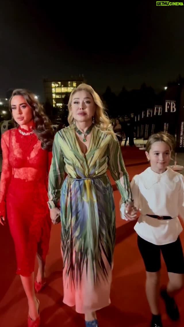 Lyubov Uspenskaya - 8.9K Likes - Всем привет, дорогие мои, совсем недавно посетили премию журнала FB «Люди года» 2025 @fb_journal, было эффектно и ярко, я осталась под хорошим впечатлением. Выступила, порадовала публику и СМИ. Понравились  номера, профессионализм ведущих, Дима @nagiev.universal, у тебя классное чувство юмора ❤️

Еще выступала моя любима Танечка @pacha_tati, не смогла сидеть за столом, стояла, поддерживала ее выступление вместе с Олегом @oleggazmanov и Николенькой @nikol_one.of.one 

Благодарю организаторов премии за теплую встречу ❤️

Ваша Люба ❤️